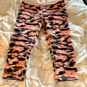 RARE Lululemon never worn Pink camo Capri sz 12